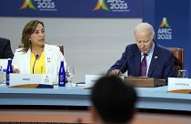 Presidente do Peru, Dina Boluarte e presidente dos EUA, Joe Biden, na cimeira da APEC, em São Francisco, 16 de novembro de 2023