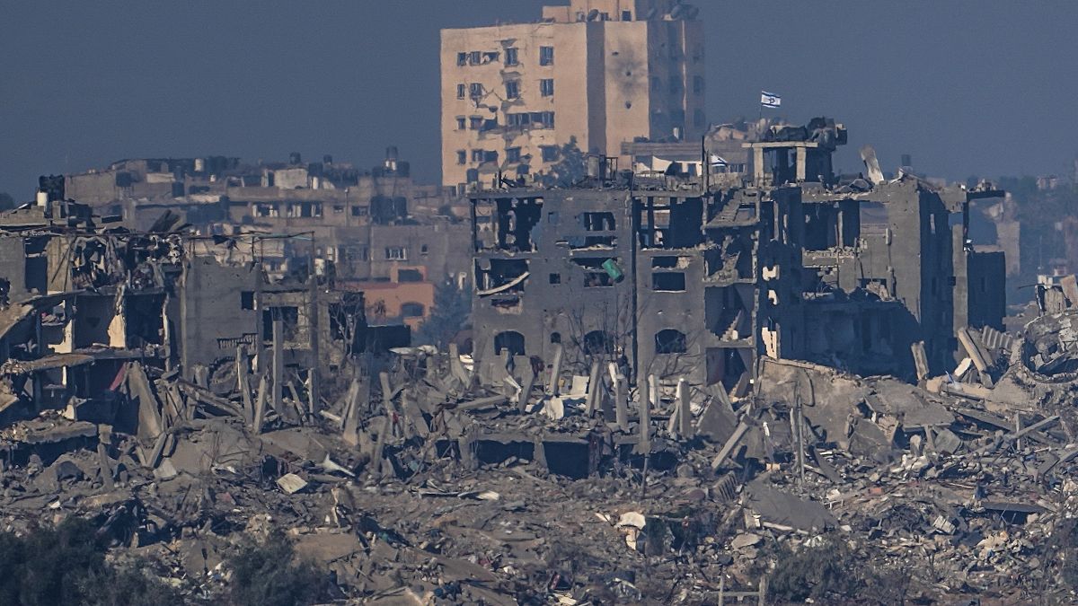 علم إسرائيلي فوق بنايات غزة المدمرة