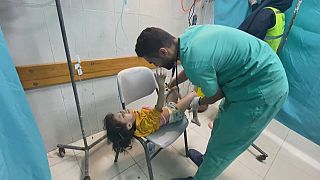 وصول أطفال مصابين إلى مستشفى ناصر بخانيونس إثر قصف إسرائيلي طال منازلهم