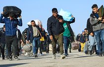 مهاجران غیرقانونی افغان در مسیر بازگشت از ایران در گذرگاه مرزی اسلام‌قلعه به تاریخ ششم نوامبر ۲۰۲۳
