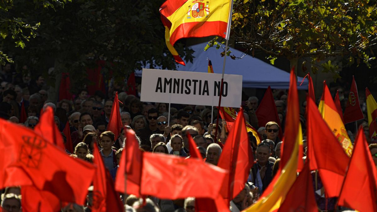 "Não à Amnistia", lê-se em cartaz exibido durante protesto em Madrid, Espanha