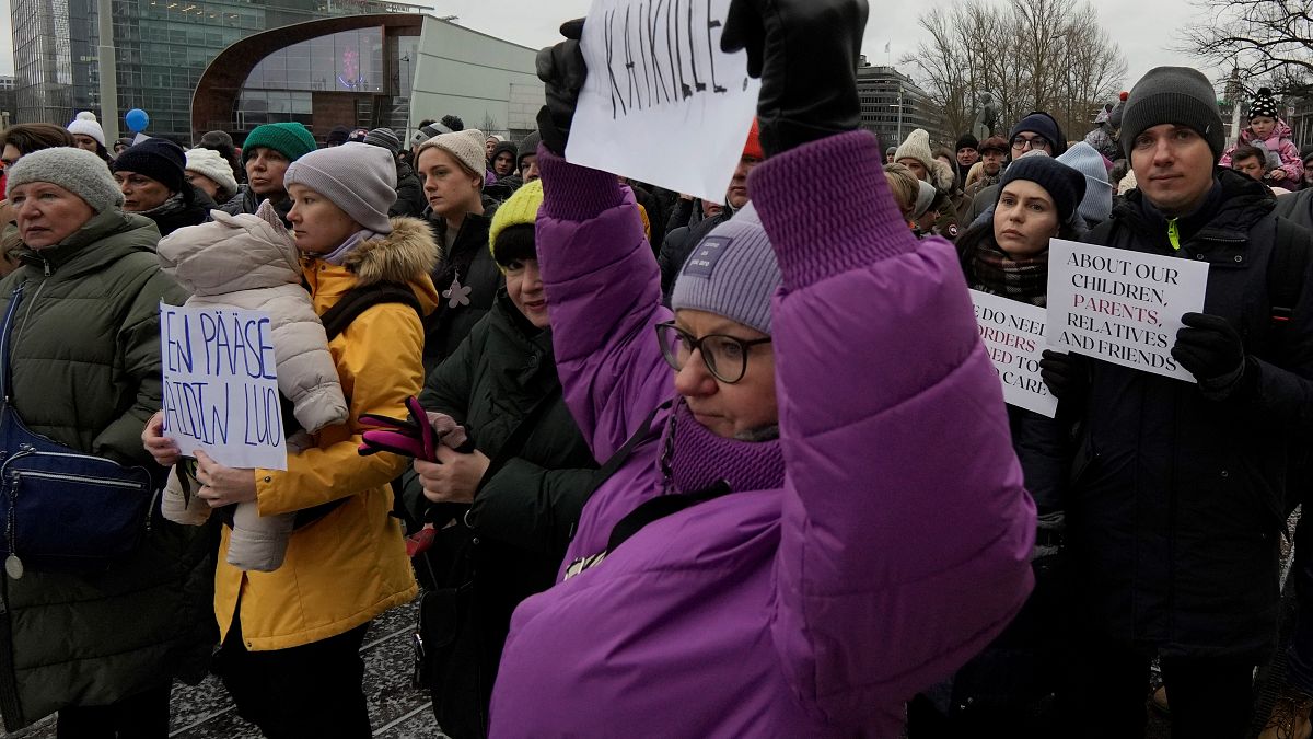 Manifestation devant le Parlement finlandais contre la fermeture de plusieurs postes frontières, à Helsinki, le 18 novembre 2023.