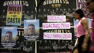 Cartazes da campanha para a segunda volta da eleição presidencial na Argentina