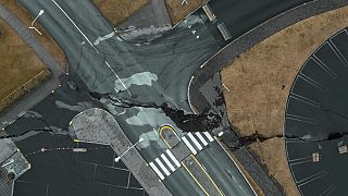 Imagen de las grietas causadas por los temblores en un cruce de la ciudad de Grindavik.