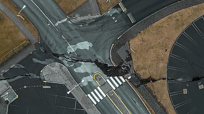 Imagen de las grietas causadas por los temblores en un cruce de la ciudad de Grindavik.