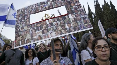 Las familias de los rehenes siguen presionando al Gobierno israelí para que cierre el trato. 
