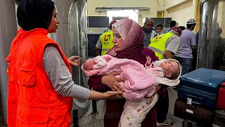 Эвакуация младенцев из больницы Аш-Шифа в секторе Газа