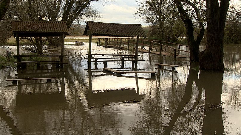 Víz alá került az Ipolyhídvégnél lévő gyalogoshíd környéke