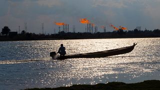 لهب يتصاعد من مشاعل الغاز في حقل نهر بن عمر النفطي، شمال البصرة، العراق