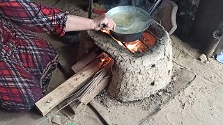 عائلة غزية تستخدم فرنا طينياً لإعداد الطعام