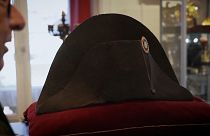 ll cappello di feltro nero appartenuto a Napoleone Bonaparte messo all'asta domenica nei pressi di Parigi