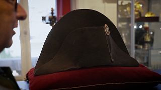 Der charakteristische breite, schwarze Filzhut von Napoleon Bonaparte.