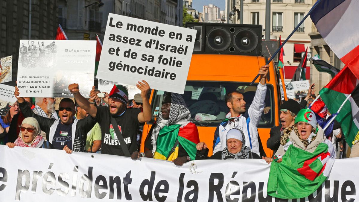 Марш в поддержку палестинцев на улицах Парижа. 