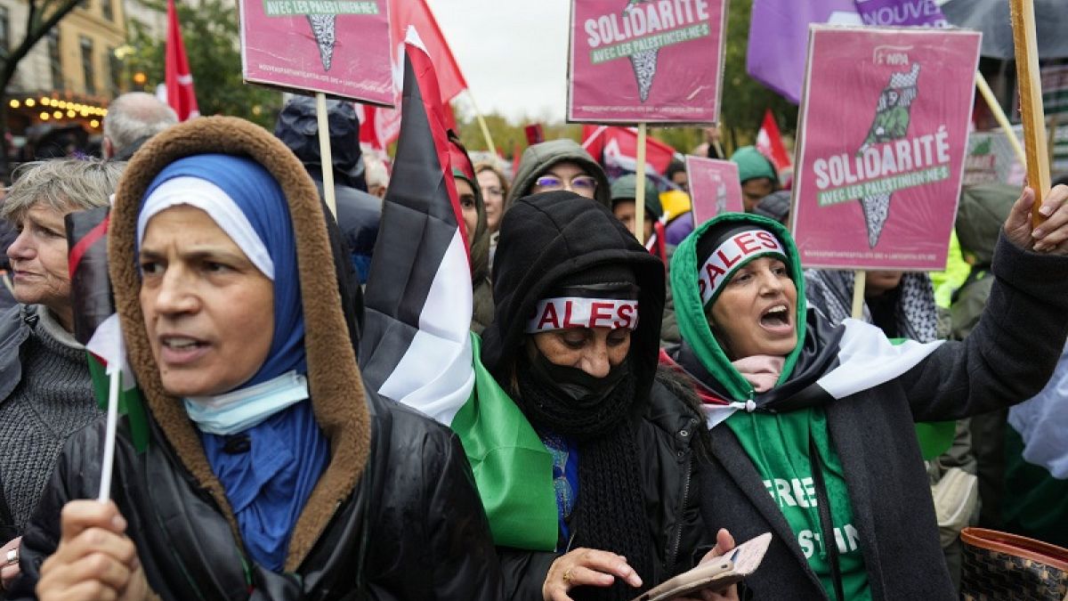 Miles de personas marcharon el domingo 19 de noviembre por las calles de París por la paz en Oriente Medio.