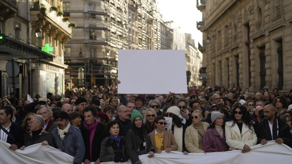 وسار الآلاف بصمت إلى باريس مطالبين بالسلام في الشرق الأوسط