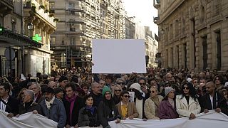 Atrizes Isabelle Adjani, Ariane Ascaride, Emmanuelle Beart e Luna Azabal participam na marcha silenciosa em Paris, França