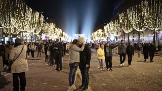 Una pareja en la inauguración de las luces navideñas en los Campos Eliseos en París, el domingo 19 de noviembre de 2023.