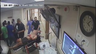 Captura de un vídeo difundido por las Fuerzas de Defensa de Israel que, según aseguran, mostraría a rehenes de Hamás en el hospital Al Shifa