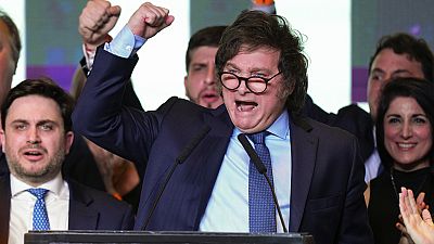 El vencedor de la segunda vuelta presidencial argentina, Javier Milei, durante un discurso