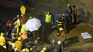 تعمل فرق الإنقاذ في المكان الذي انهار فيه جدار عند مدخل نفق في سانتو دومينغو، جمهورية الدومينيكان، 18 نوفمبر 2023