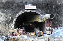 Hindistan'da bir bölümü çöken tünelde 41 işçi mahsur kaldı