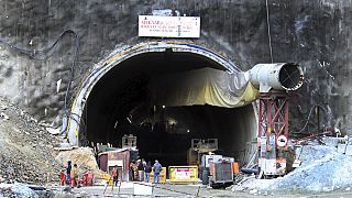 Hindistan'da bir bölümü çöken tünelde 41 işçi mahsur kaldı