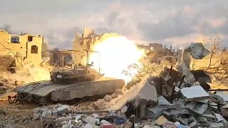 دبابة إسرائيلية تقصف المباني في قطاع غزة الفلسطيني. 2023/11/20