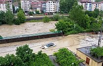Zoguldak'ta aşırı yağışlar nedeniyle oluşan sele kapılan bir araç (arşiv) 