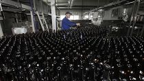 Ein Angestellter arbeitet an der Abfüllanlage für Bier in der Fabrik der Carlsberg-Brauerei "Baltika-Pikra" in Krasnojarsk, 10\. Januar 2013\. 