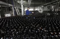 Un empleado trabaja en una línea de embotellado de cerveza en la fábrica de Carlsberg "Baltika-Pikra" en Krasnoyarsk, 10 de enero de 2013\. 