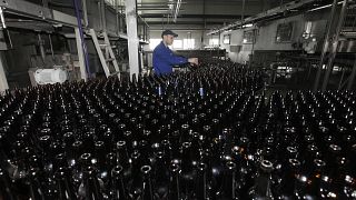 Un empleado trabaja en una línea de embotellado de cerveza en la fábrica de Carlsberg "Baltika-Pikra" en Krasnoyarsk, 10 de enero de 2013\. 