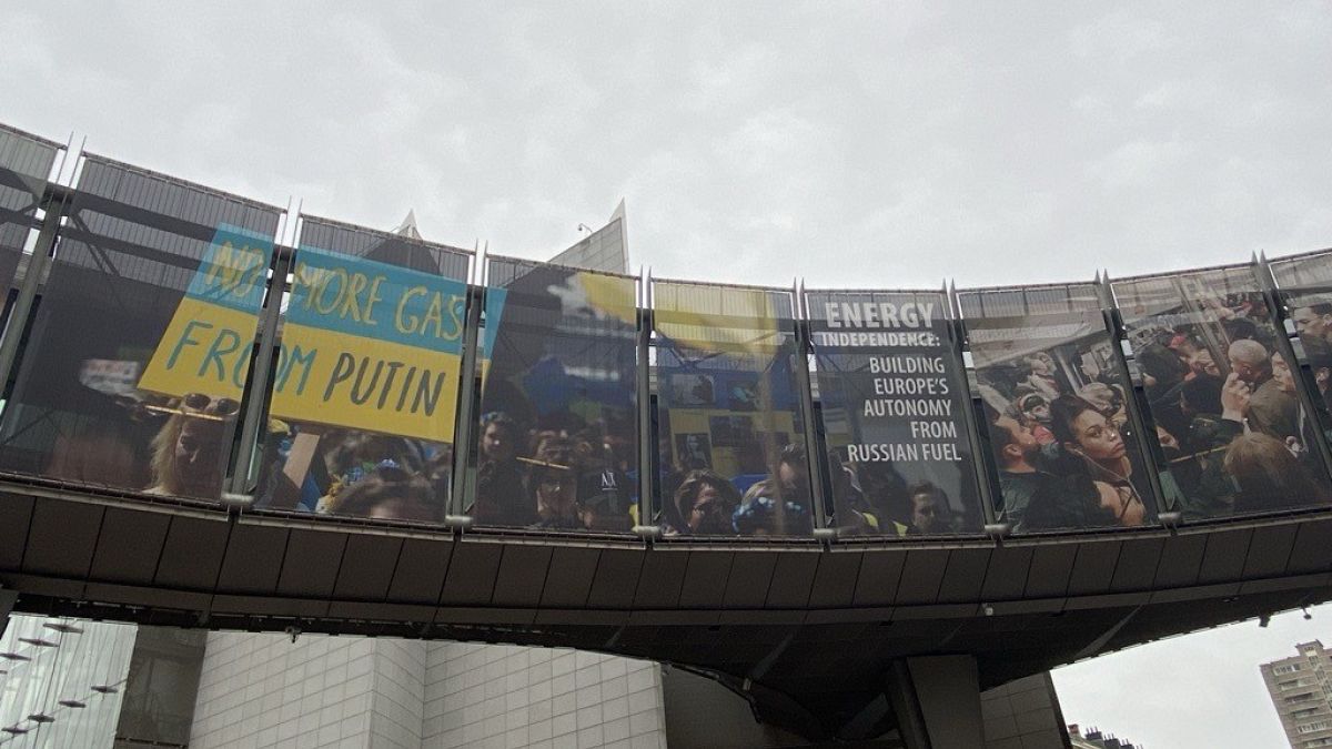 La bandiera ucraina davanti al Parlamento europeo a Bruxelles