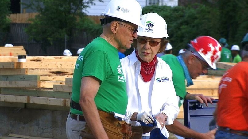 السيدة الأولى السابقة للولايات المتحدة روزالين كارتر تساعد في بناء منزل في ممفيس، تينيسي، لصالح منظمة "الموئل من أجل الإنسانية"، 22 أغسطس 2016،
