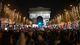 Avenue des Champs-Elysées à Paris après l'inauguration des illuminations de Noël,  19 novembre 2023. 