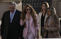 Shakira és ügyvédei az egyezség megkötése után
