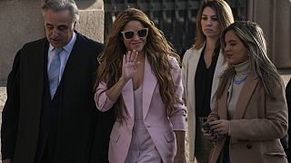Pop yıldızı Shakira, yargılandığı Barcelona'daki mahkeme önünde hayranlarını selamladı
