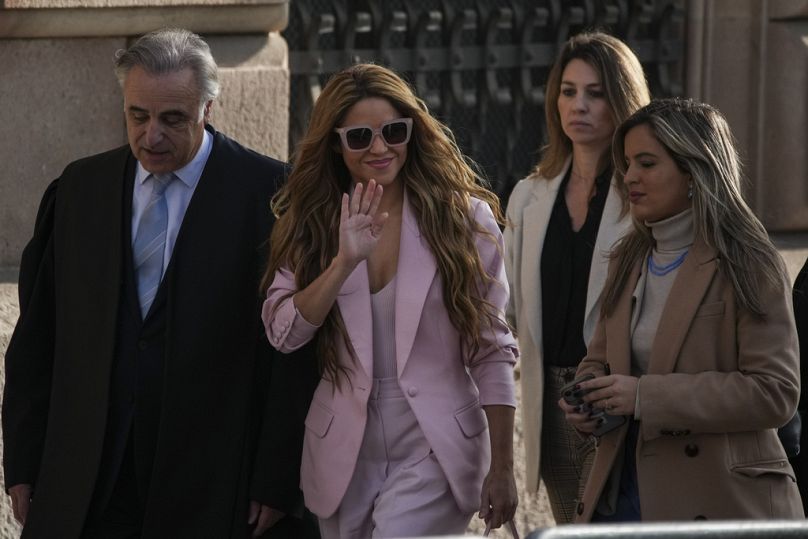 Shakira con i suoi avvocati: saluta i suoi fan al Tribunale di Barcellona. (20.11.2023)