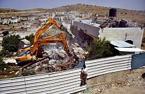 Un hombre observa la demolición de una casa palestina en un barrio de Jerusalén Este, a finales de mayo de 2013.