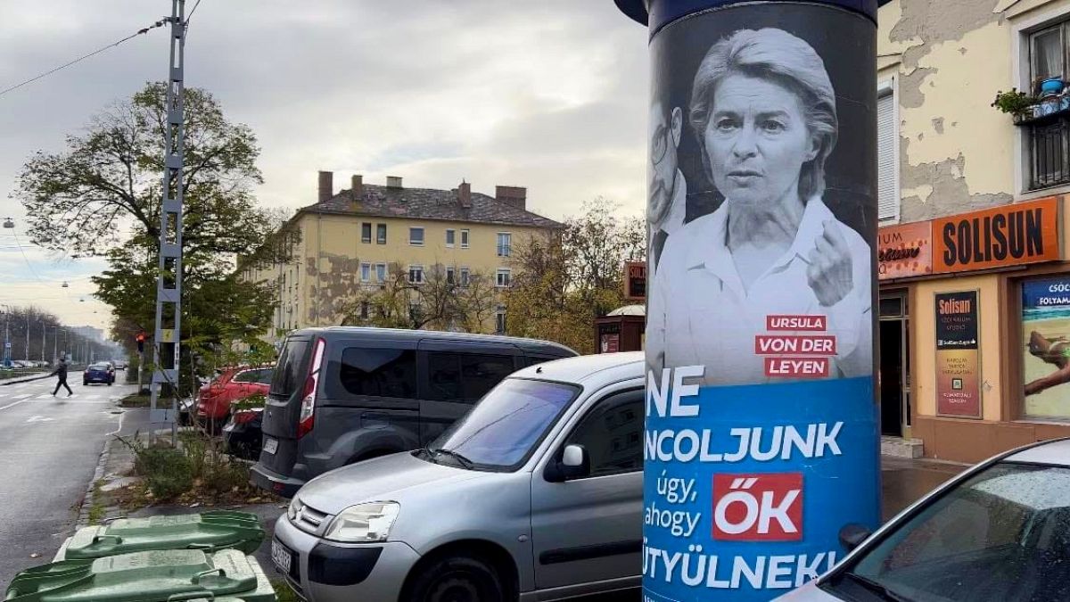 Posters que criticam a suposta ligação priveligiada entre a Comissão Europeia e a Fundação Soros