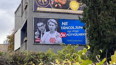 Un poster con Soros y von der Leyen.