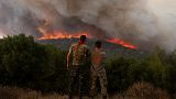 Flammen verbrennen einen Wald während eines Waldbrandes in der Nähe des Dorfes Sykorrahi, in der Nähe der Stadt Alexandroupolis, in der nordöstlichen Region Evros, Griechenland, August 2023.