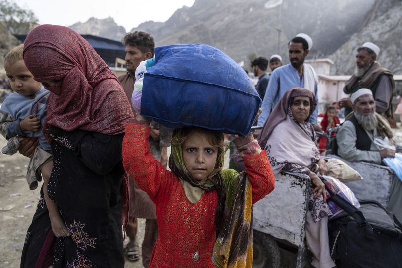 Pakistan'dan Afganistan'a geçen belgesi olmayan göçmenler