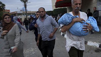 نقل مصابين بقصف إسرائيلي إلى مستشفى الأقصى في دير البلح وسط قطاع غزة.