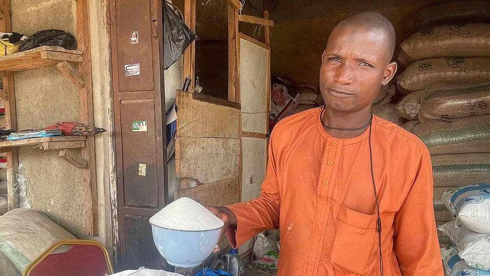 Иса Ахмед продава захар в своя магазин на пазар в