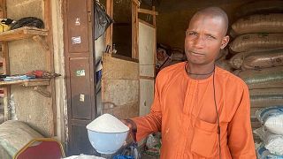  Иса Ахмед продава захар в магазина си на пазар в Абуджа, Нигерия: Захарта в международен мащаб се търгува на най-високите цени от 2011 година 