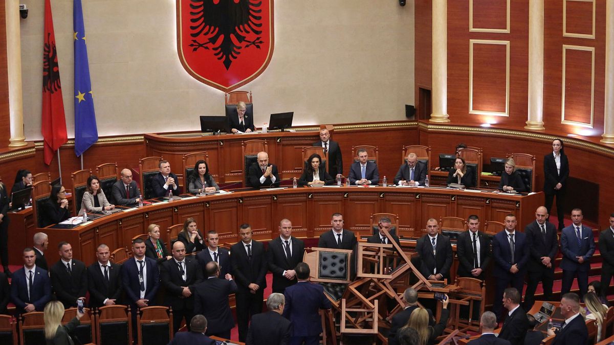 اعتراض نمایندگان اپوزیسیون در پارلمان آلبانی