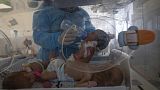 Eine Krankenschwester bereitet Frühgeborene für den Transport nach Ägypten vor.