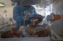 انتقال نوزادان نارس از بیمارستان الشفای غزه به مصر