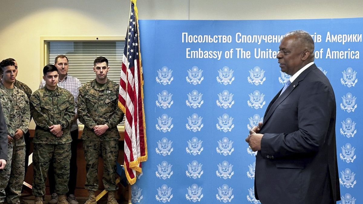 Глава Пентагона Ллойд Остин во время визита в Киев посещает посольство США в Украине
