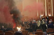 Arnavutluk parlamentosunda muhalif milletvekillerinin patlattığı havai fişeklerden biri küçük bir yangına yol açtı